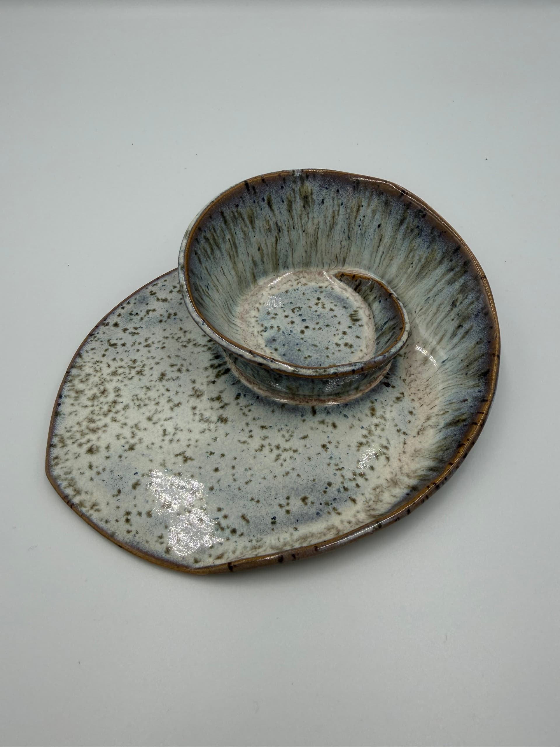 Nieregularny talerzyk ceramiczny