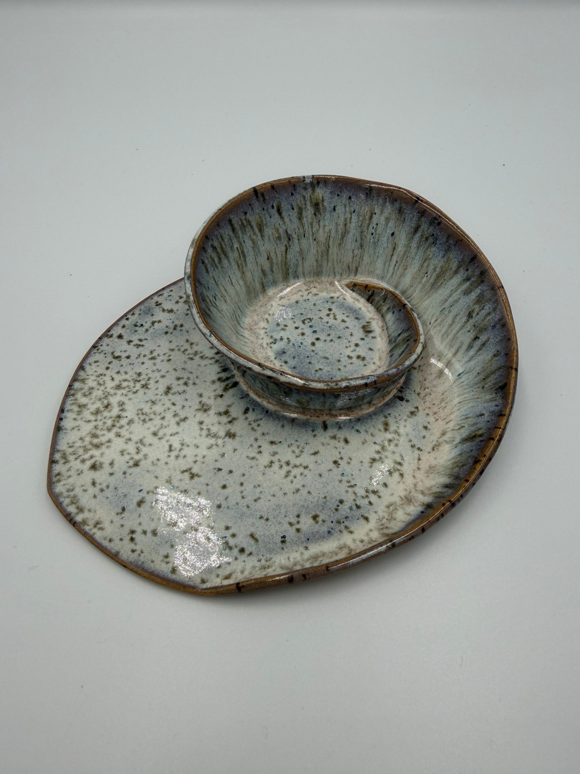 Nieregularny talerzyk ceramiczny